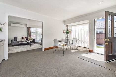 Photo of property in 33 Farquhars Road, Redwood, Christchurch, 8051