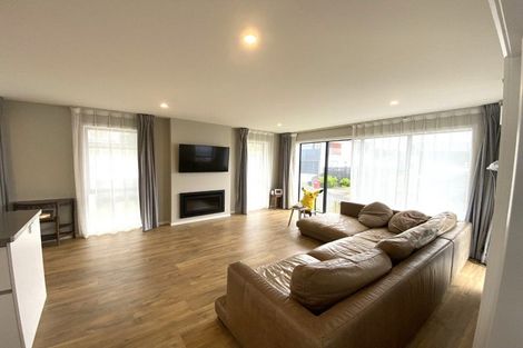 Photo of property in 8 Waitai Lane, Newlands, Wellington, 6037
