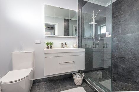 Photo of property in 96 Johnstone Drive, Fitzherbert, Palmerston North, 4410