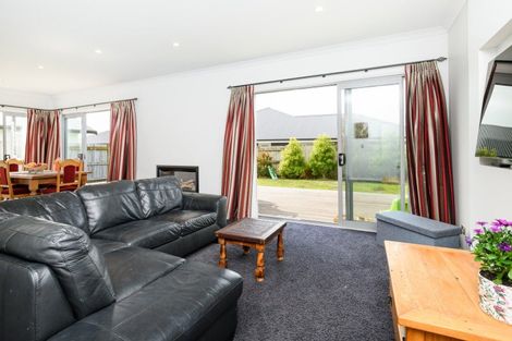 Photo of property in 4 Saint Heliers Grove, Fitzherbert, Palmerston North, 4410