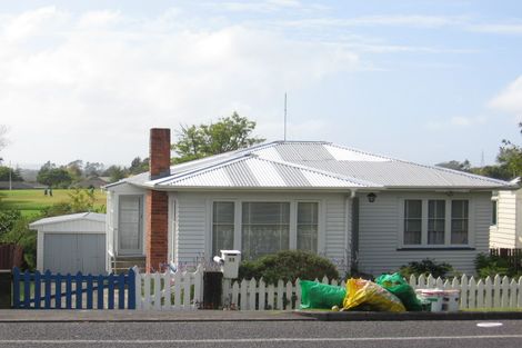 Photo of property in 33 St Leonards Road, Kelston, Auckland, 0602