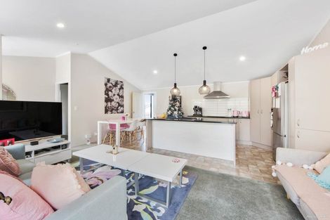 Photo of property in 11 Sumich Place, West Harbour, Auckland, 0618