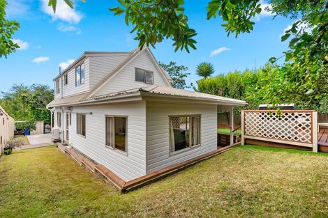 Photo of property in 8a Aplin Place, Birkdale, Auckland, 0626