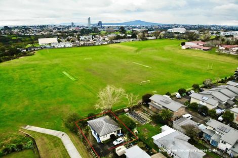 Photo of property in 2/62 Tonar Street, Northcote, Auckland, 0627