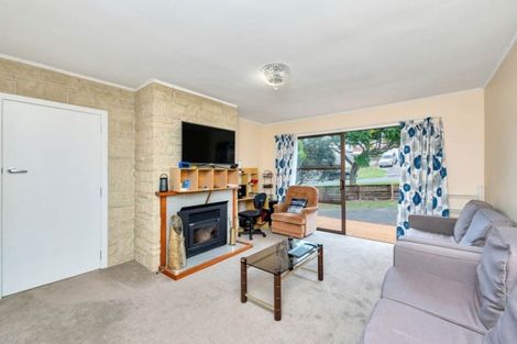 Photo of property in 1/16 Peach Road, Glenfield, Auckland, 0629