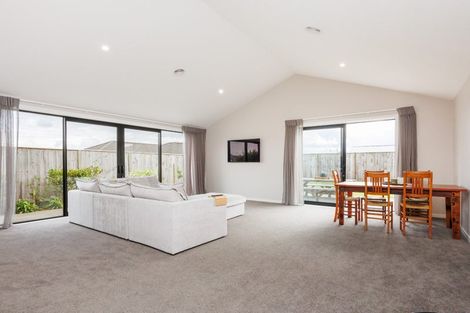 Photo of property in 4 Sardinia Grove, Fitzherbert, Palmerston North, 4410