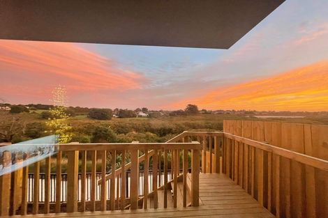 Photo of property in 52 Matawhanga Drive, Wattle Downs, Auckland, 2103