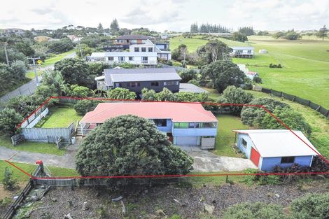 Photo of property in 5 Ripiro Drive, Baylys Beach, Dargaville, 0377