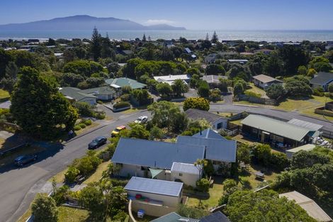Photo of property in 36 Freyberg Crescent, Waikanae Beach, Waikanae, 5036