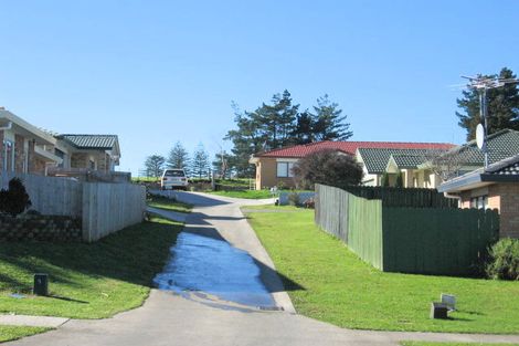 Photo of property in 4 Glenveagh Park Drive, Manurewa, Auckland, 2102