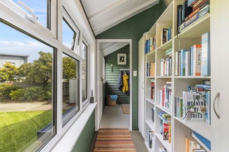 Photo of property in 3 Apu Crescent, Lyall Bay, Wellington, 6022