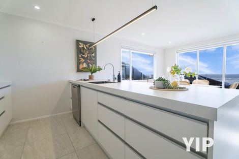 Photo of property in 10 Cromwell Point, Newlands, Wellington, 6037