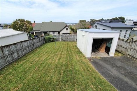 Photo of property in 2/232 East Coast Road, Forrest Hill, Auckland, 0620