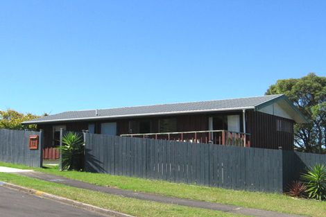 Photo of property in 11 Sumich Place, West Harbour, Auckland, 0618