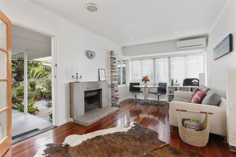 Photo of property in 26 Peter Terrace, Castor Bay, Auckland, 0620