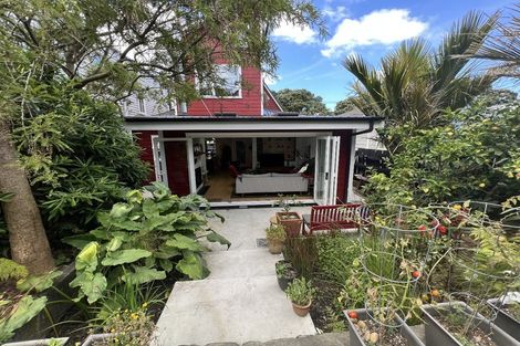 Photo of property in 28 Kilbirnie Crescent, Kilbirnie, Wellington, 6022