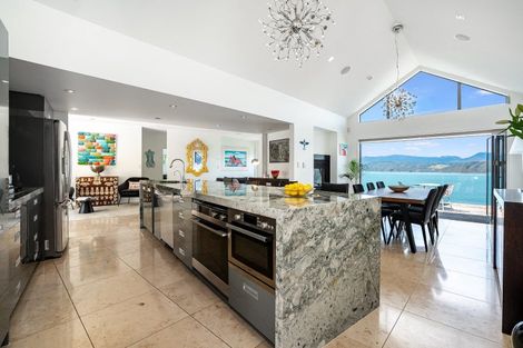 Photo of property in 8 Nevay Road, Karaka Bays, Wellington, 6022