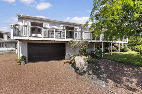 Photo of property in 76 Marine Parade, Mellons Bay, Auckland, 2014
