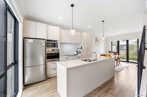 Photo of property in 28 Komanawa Lane, Mount Wellington, Auckland, 1062