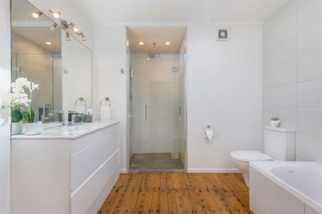 Photo of property in 166 Edmonton Road, Te Atatu South, Auckland, 0610