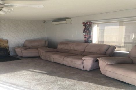 Photo of property in 1420 Whangaparaoa Road, Army Bay, Whangaparaoa, 0930