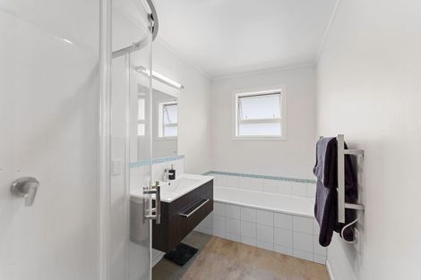 Photo of property in 17 Rewarewa Crescent, Waikanae, 5036