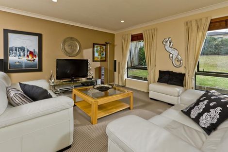 Photo of property in 16 Baulcomb Parade, Windsor Park, Auckland, 0632