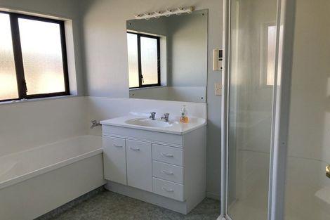 Photo of property in 35 Waiwherowhero Drive, St Andrews, Hamilton, 3200