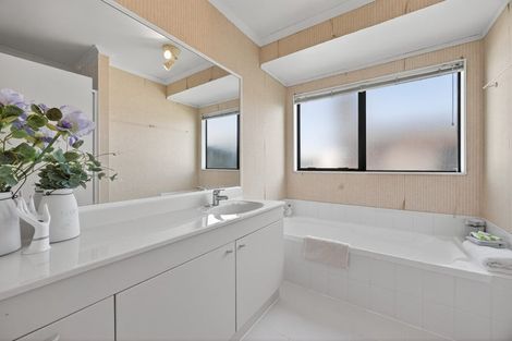 Photo of property in 16 Newbegin Place, Weymouth, Auckland, 2103