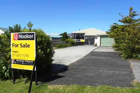 Photo of property in 12 Tahuna Avenue, Raglan, 3225