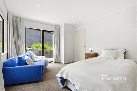 Photo of property in 126 Lynn Road, Bayview, Auckland, 0629