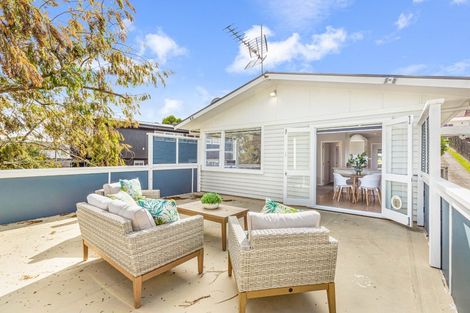 Photo of property in 17 Castaing Crescent, Te Atatu South, Auckland, 0610