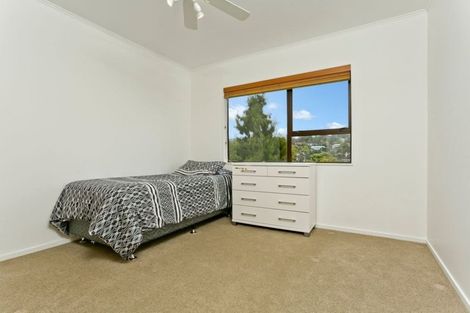 Photo of property in 1/17 Tetrarch Place, Totara Vale, Auckland, 0629