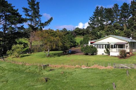 Photo of property in 2442 South Head Road, South Head, Helensville, 0874