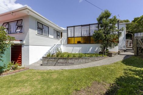 Photo of property in 32 Beaumont Crescent, Frankleigh Park, New Plymouth, 4310