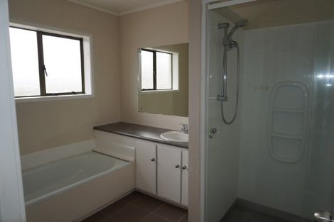 Photo of property in 2/27 Knightsbridge Drive, Forrest Hill, Auckland, 0620