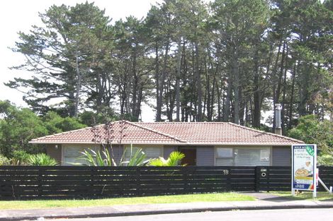 Photo of property in 18 Barnfield Place, Glendene, Auckland, 0602