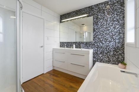 Photo of property in 3 Harding Avenue, Te Atatu South, Auckland, 0610