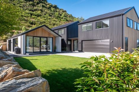 Photo of property in 24 Flynn Lane, Arrowtown, 9302