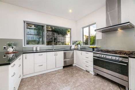 Photo of property in 17 Midhurst Avenue, Henderson, Auckland, 0612