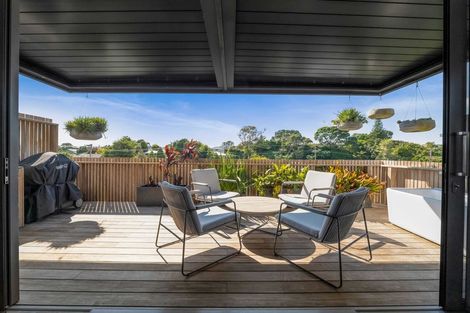 Photo of property in 244 Devon Street West, New Plymouth, 4310