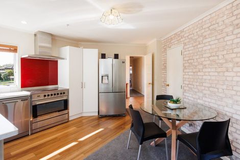 Photo of property in 8 Rosebank Avenue, Kelvin Grove, Palmerston North, 4414