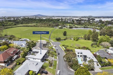 Photo of property in 5 Puawai Place, Northcote, Auckland, 0627