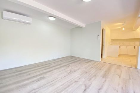 Photo of property in 13 Halcombe Place, Green Bay, Auckland, 0604