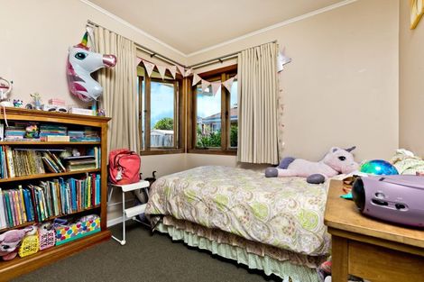 Photo of property in 18 Ward Crescent, Te Atatu Peninsula, Auckland, 0610