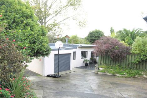 Photo of property in 21 Glenfern Road, Mellons Bay, Auckland, 2014