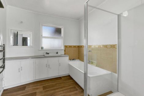 Photo of property in 52 Queens Road, Glen Avon, New Plymouth, 4312