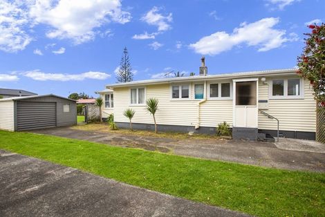 Photo of property in 11 West Hoe Road, Orewa, 0931