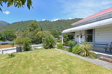 Photo of property in 39 Wairau Road, Picton, 7220