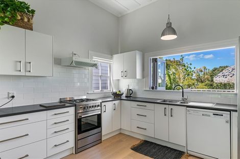 Photo of property in 4 William Bond Street, Stanley Point, Auckland, 0624
